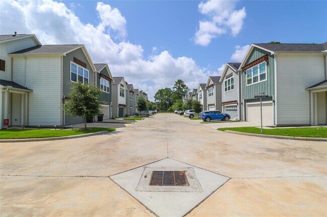 Foto del edificio - 5213 Pinemont Creek Ln