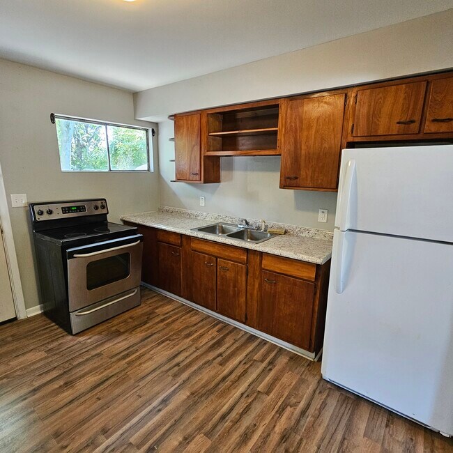 Kitchen with appliances - 3208 Keays Ave