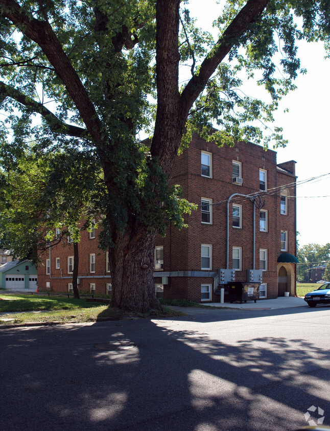 Building Photo - 611 Andrew Ave NE