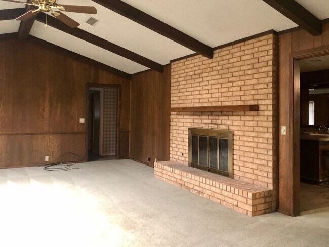 Building Photo - Spacious