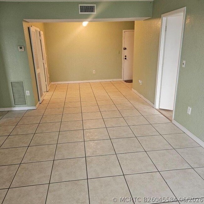 Building Photo - 4174 Inverrary Dr