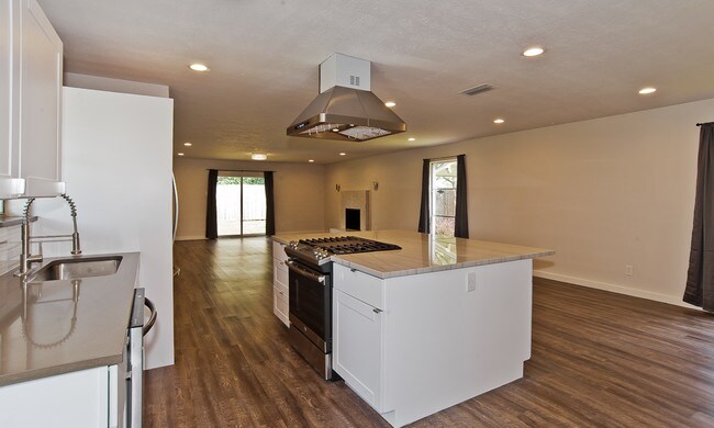 Foto del edificio - 8935 Woodshore Dr