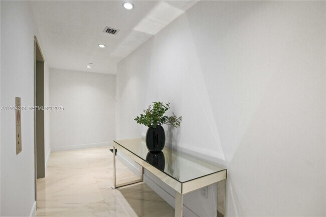 Foto del edificio - 700 NE 24th St