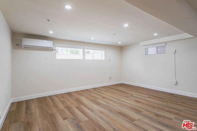 Foto del edificio - 4422 Melbourne Ave