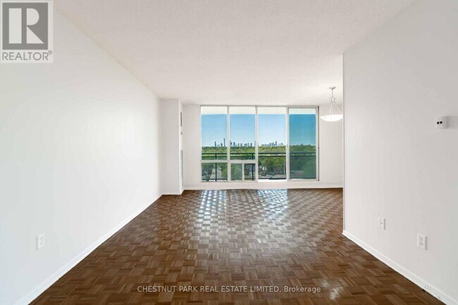 Photo du bâtiment - 150 Lakeshore Rd W