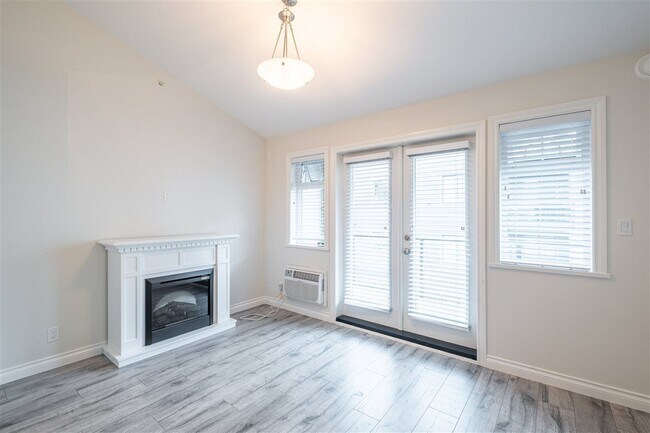 Photo du bâtiment - Top-Floor 1 Bedroom Condo in the Heart of Langley City - Furnished or Unfurnished!