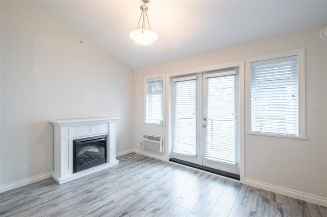 Photo du bâtiment - Top-Floor 1 Bedroom Condo in the Heart of Langley City