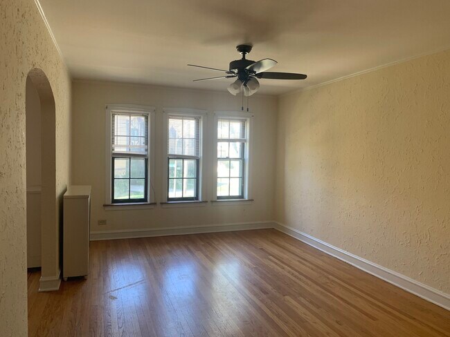 Foto del edificio - 6881 N Overhill Ave