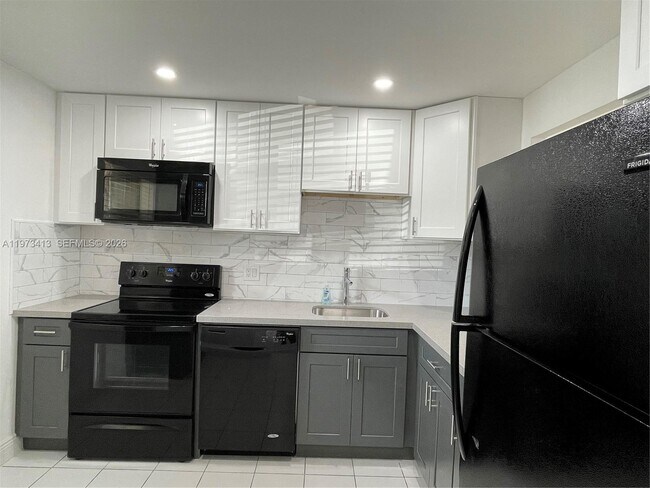 Foto del edificio - 8390 Sands Point Blvd