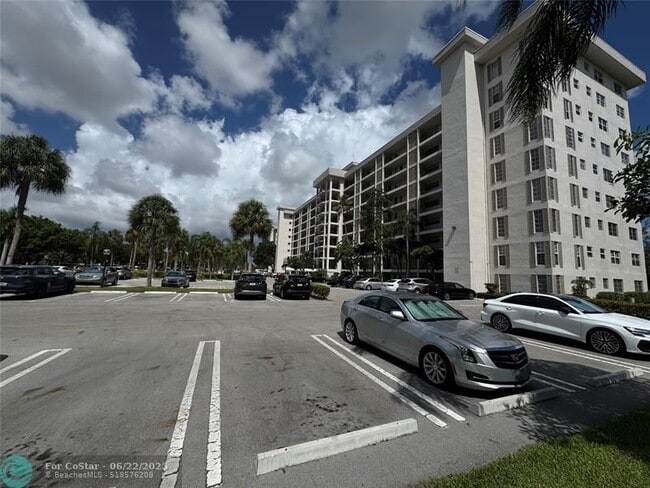 Building Photo - 3200 N Palm Aire Dr