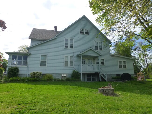 Building Photo - 5 Riverview Pl