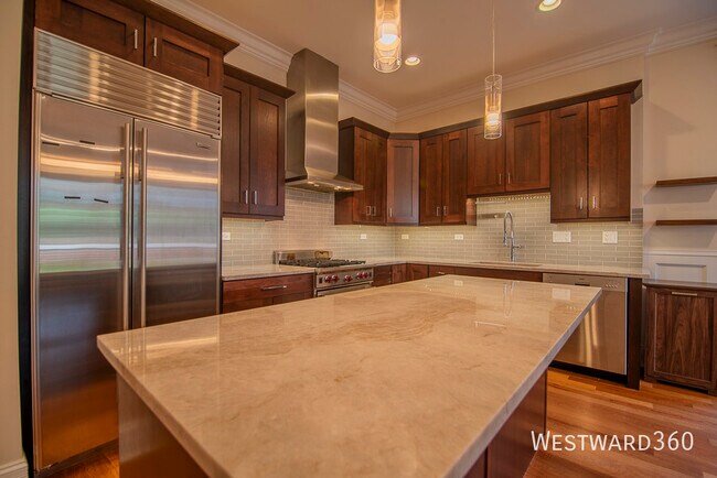Building Photo - 639 W Briar Pl