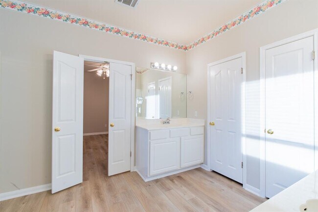 Building Photo - 8421 Cahill Dr