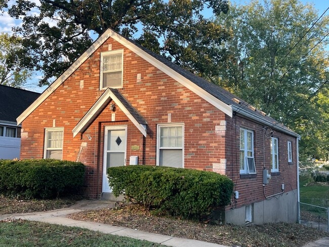 Building Photo - Updated 3+ Bedroom Brick Bungalow in Brentwood!