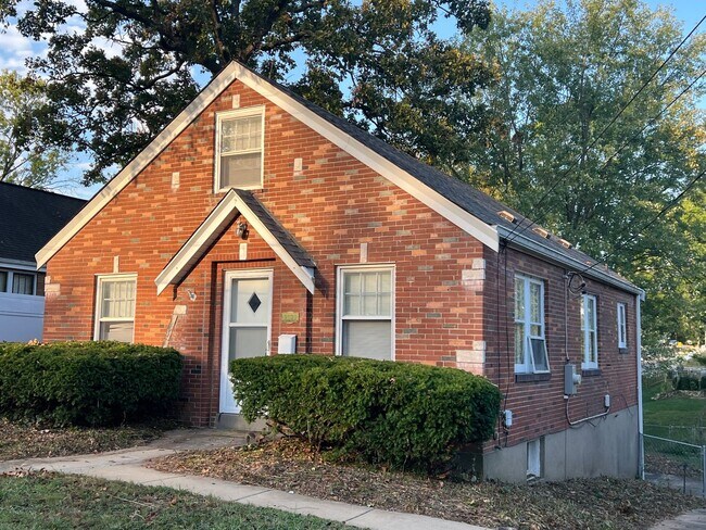 Foto del edificio - Updated 3+ Bedroom Brick Bungalow in Brentwood!