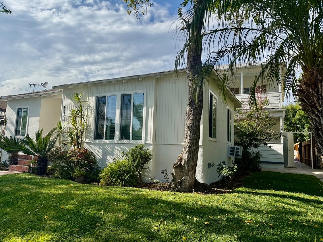 Primary Photo - 12753 Oxnard St