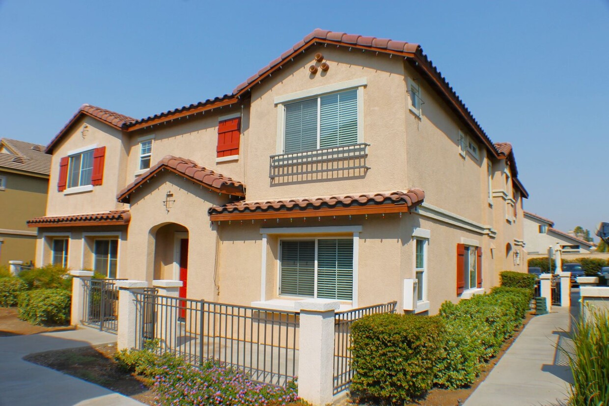 Primary Photo - Roomy Palacio Del Oro North Townhome