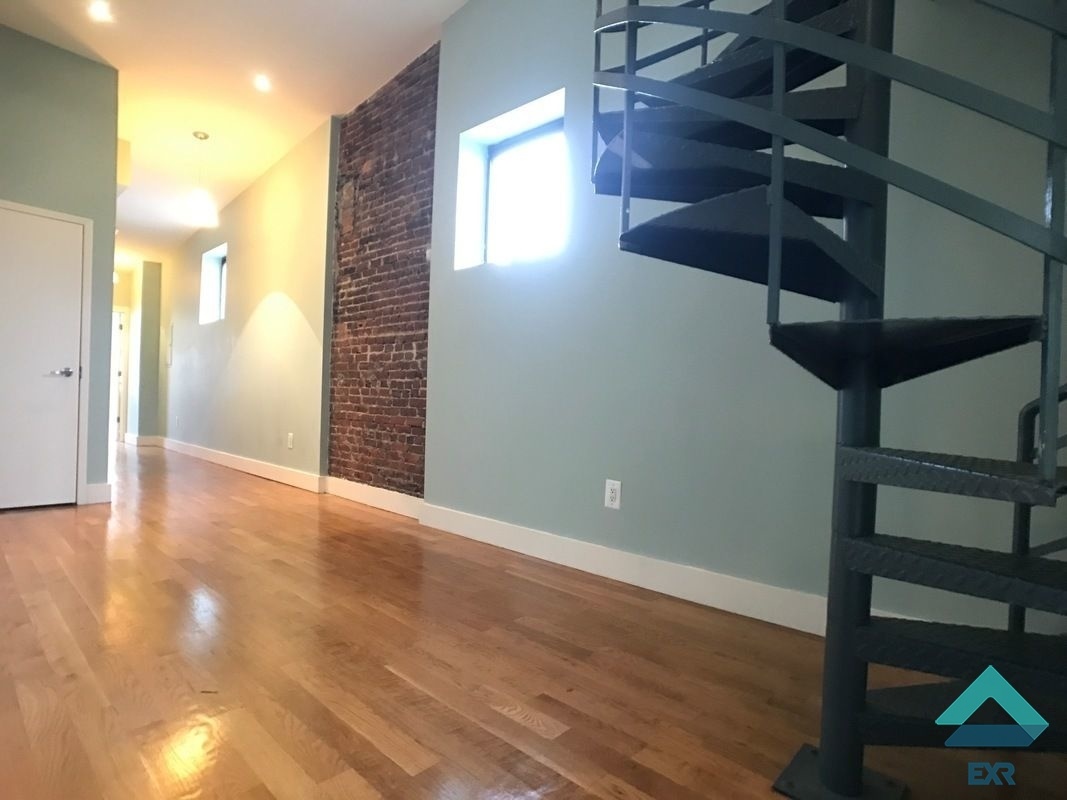 Primary Photo - 921 Broadway