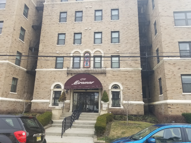 Building Photo - 1700 Webb St