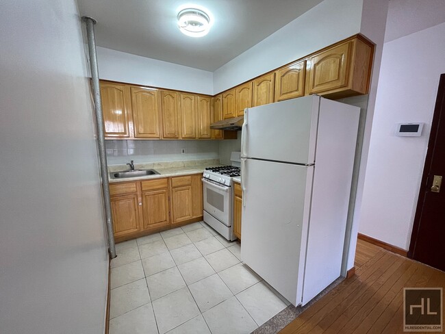 Foto del edificio - PRIME DYKER HEIGHTS APARTMENT! VERY LARGE ...