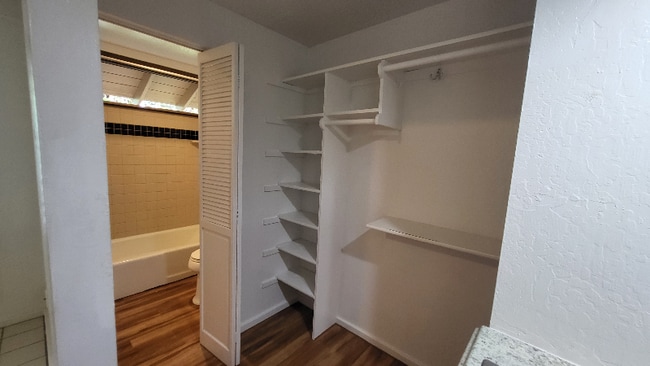 Foto del edificio - 555 La'aloa Ave