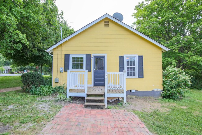 Building Photo - 2BR 1B House in Historic Oldham Trace Comm...