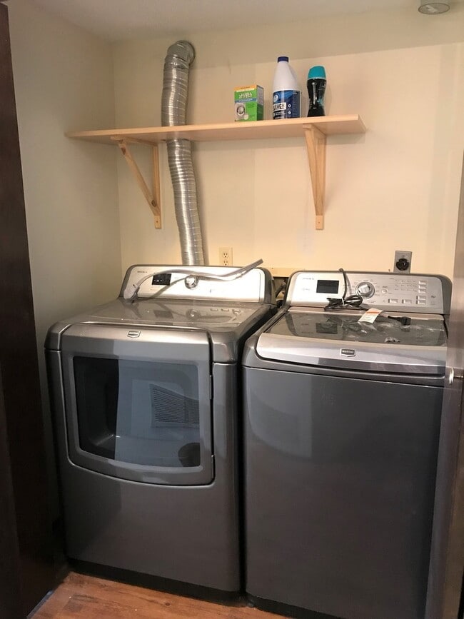 Building Photo - 3D Tour available - Single Family Home + W...