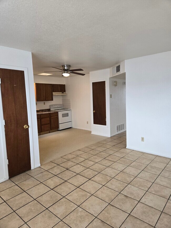Sala de estar - 6550 Columbus Dr