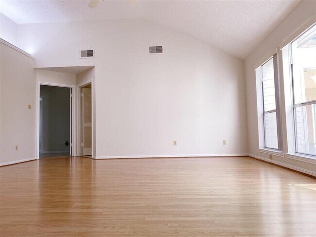 Foto del edificio - 13115 Rosstown Dr