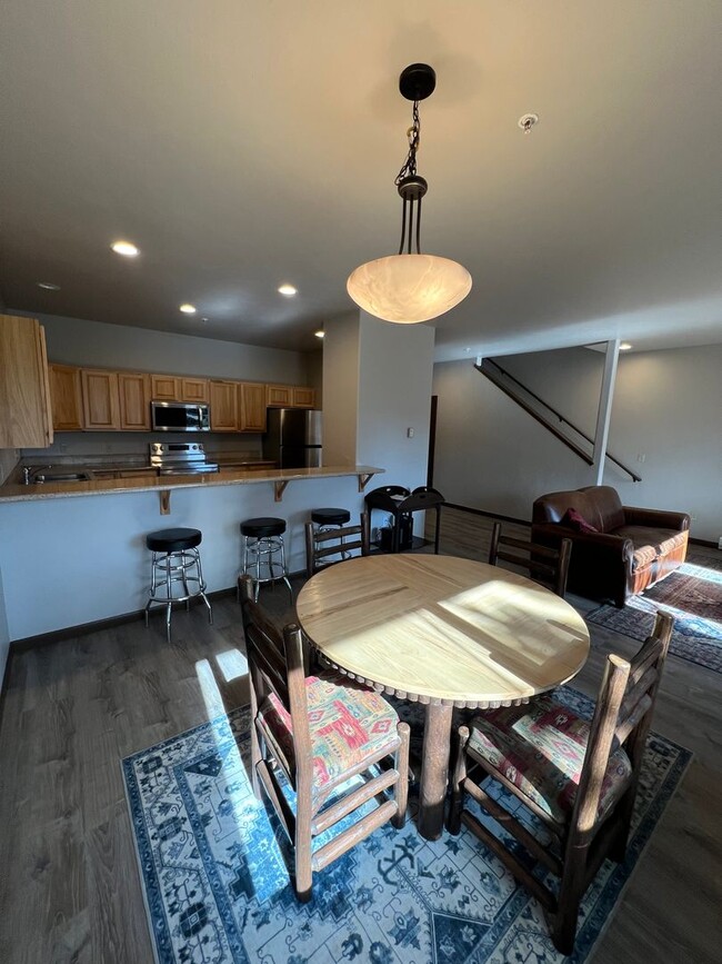 Building Photo - 3 Bed 2.5 Bath Steps from Town Center