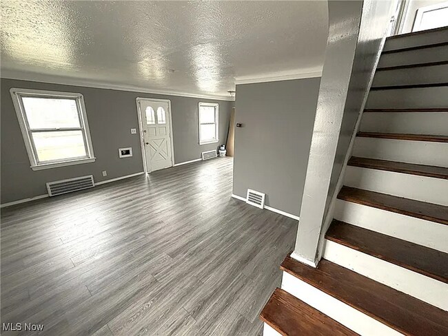 Foto del edificio - Renovated 3-Bedroom Colonial Near Shaker Heights – Move-In Ready