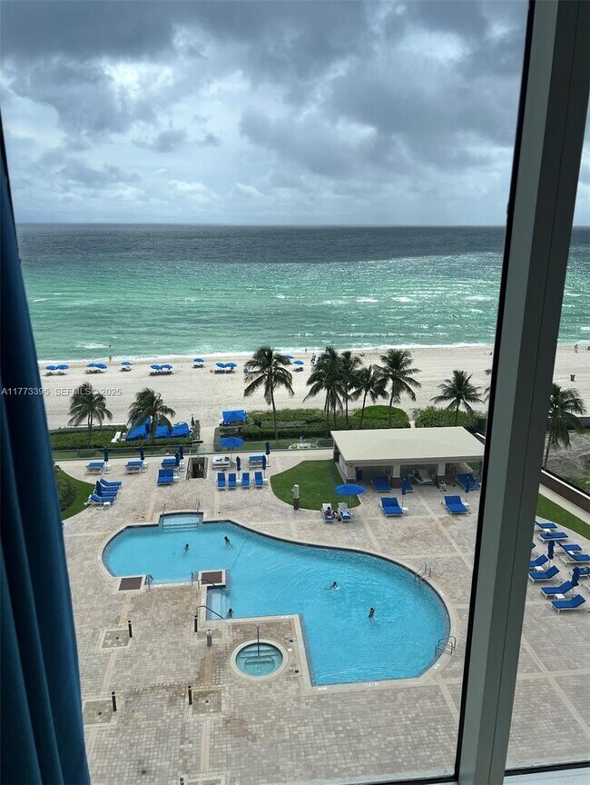 Foto del edificio - 17555 Collins Ave