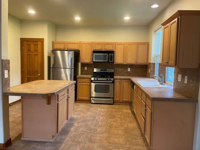 Foto del edificio - Lovely Corner Lot with Open Floor Plan, High Ceilings, Gourmet Kitchen.