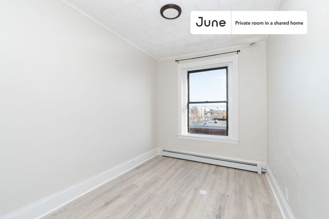 Building Photo - Room in Shared 4 bed/1 bath home