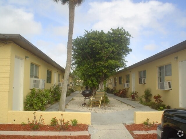 Foto del edificio - 73-93 NE 7th Ct