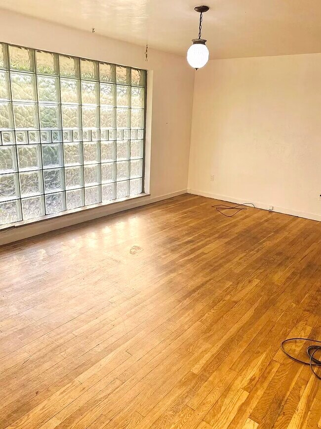 Building Photo - 428 Collins Dr