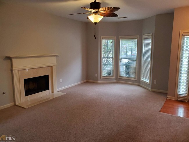 Foto del edificio - 913 Lakeside Ct