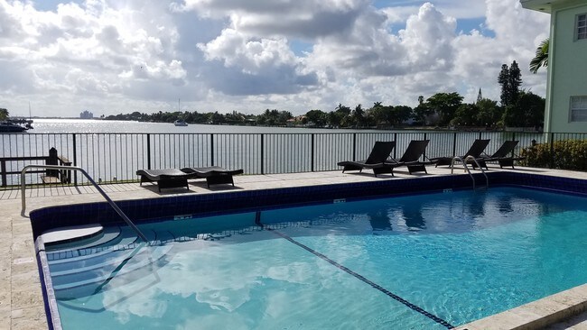 Área de piscina - 8550 Byron Ave