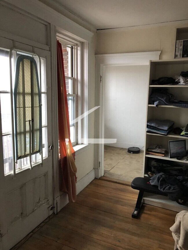 Building Photo - NO FEE STUDIO W ALCOVE  Great 1 bed alternative  Heat Hw inc Students ok 9.1