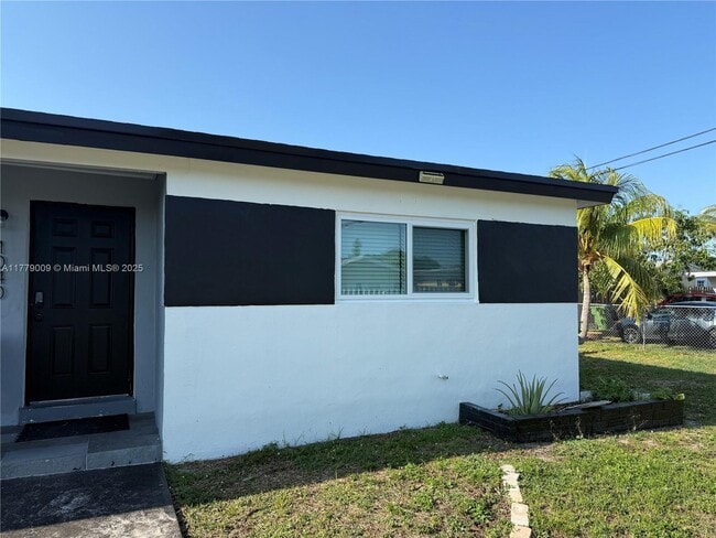 Building Photo - 1040 SW 30th Ave