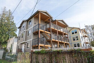 Building Photo - 523 N Forest St