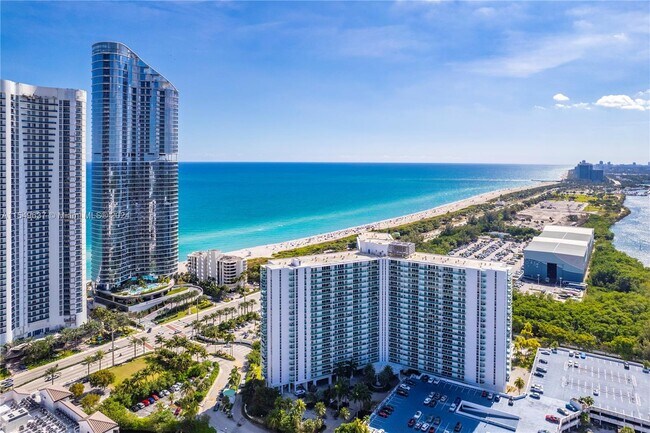Foto del edificio - 100 Bayview Dr