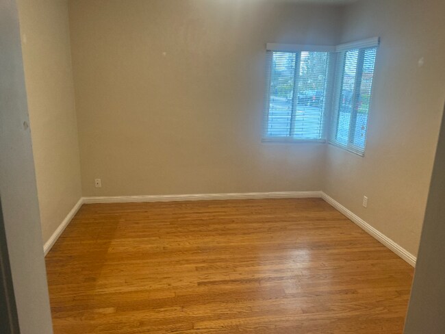 Building Photo - 502 Bryan Ave