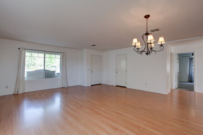Foto del edificio - Beautiful 5 Bedroom Home (1 Downstairs) with VIEWS