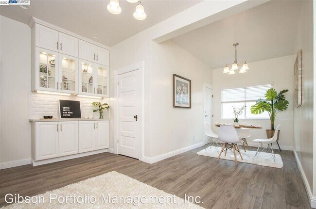 Foto del edificio - 2 br, 2 bath House - 3191 California Street