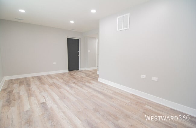 Building Photo - 6141 N Hermitage Ave