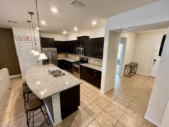 Foto del edificio - Spacious 5-Bed / 4.5-Bath Townhome w/ Private Pool & Sundeck in Gated Oakmont at Solterra Near Di...