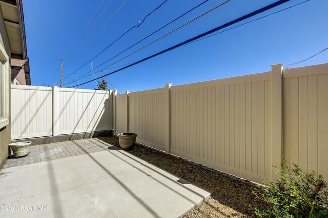 Building Photo - 915 Gail Gardner Way