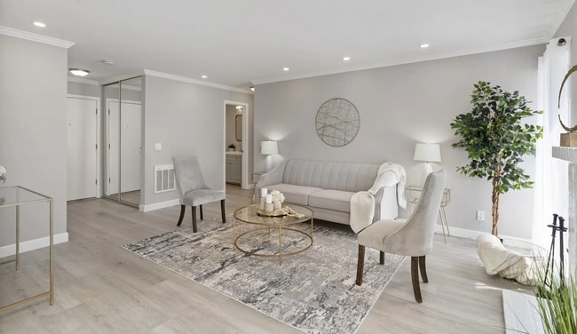 Building Photo - Corner Unit 1 Bed 1 Bath Condo in Great Fo...