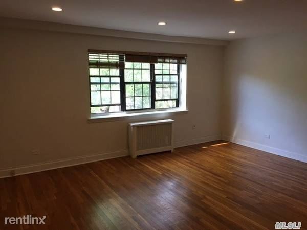 Foto principal - 7811 Main St